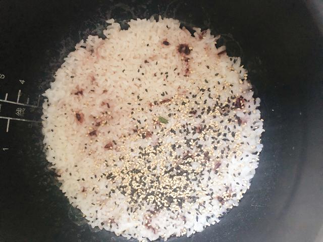 金枪鱼罐头怎么吃，盐浸金枪鱼罐头怎么吃（教你用米饭和金枪鱼罐头做踏青小食）