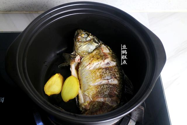 炖鲫鱼的家常做法，炖鲫鱼方法（鲫鱼汤的正确做法）