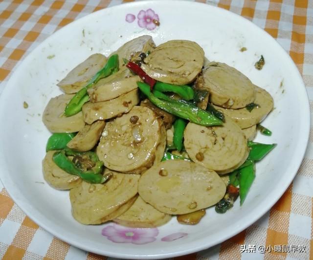 青椒炒素鸡的家常做法，青椒鸡怎么炒好吃家常做法（家常青椒炒素鸡）