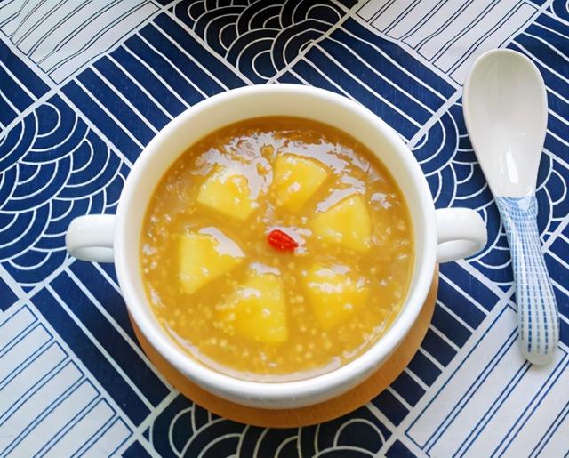 水果粥放什么做出来最好喝，煮粥放什么水果好吃（把小米和苹果一起煮）