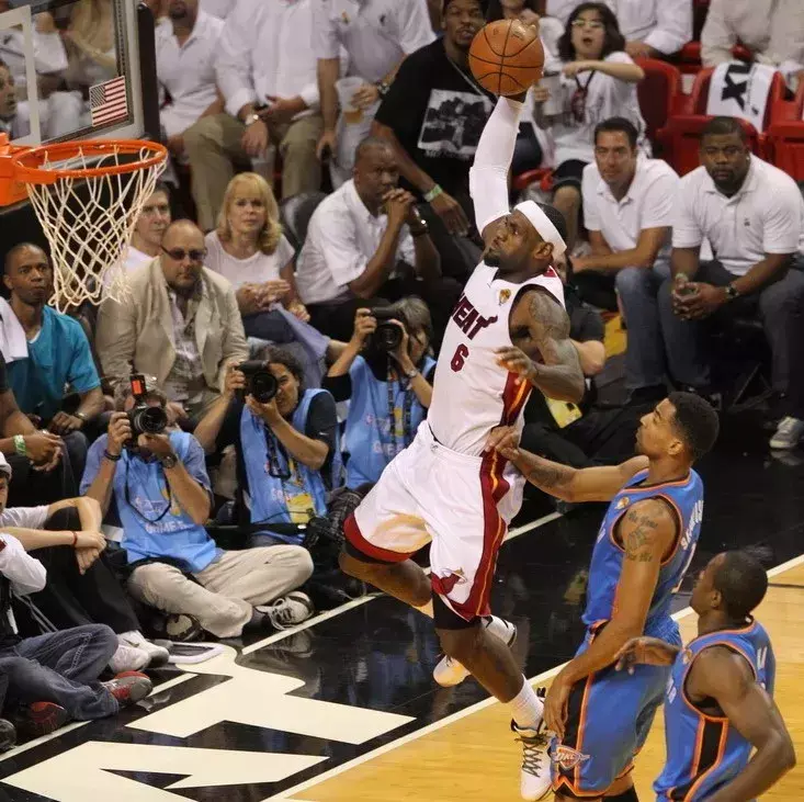 小红书：詹姆斯总决赛比分 生涯首座NBA总冠军！詹姆斯回看2012年总决赛战雷霆