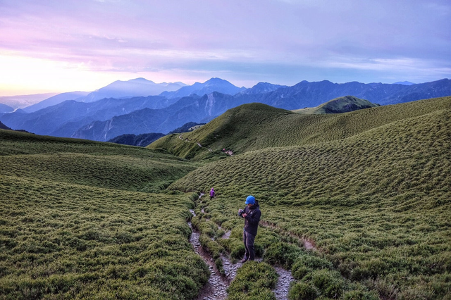 如何登山省力又健康，怎样登山更轻松（登山爬坡爬山不累的小窍门）