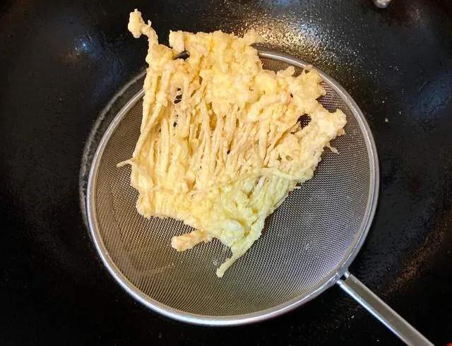 金针菇怎么炒着吃，金针菇怎么炒好吃（金针菇这样炸着吃）