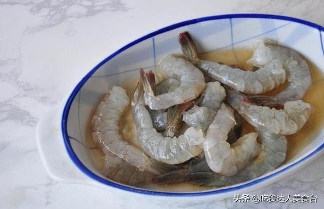 青椒荔枝炒虾仁怎么做，尖椒炒虾仁的做法（搭配荔枝味道更棒）