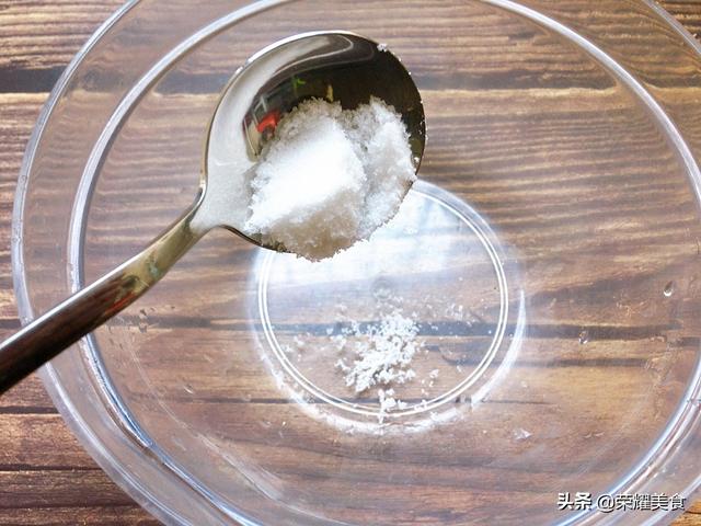 冰冻鸡翅怎么快速解冻，冷冻的鸡翅怎么快速解冻（记得别直接加水泡）