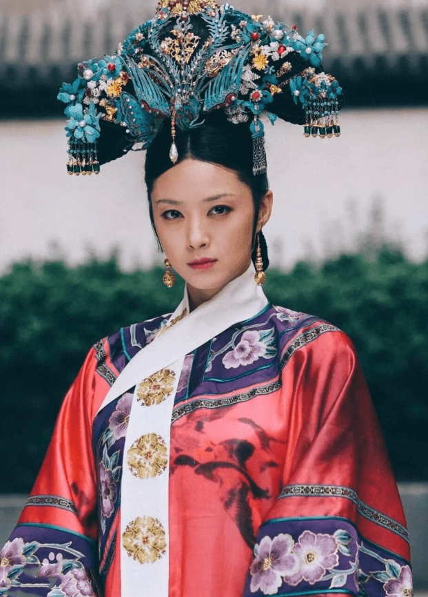黑长直别只披着， 这样扎起来连自己都惊艳了（蒋欣罕见黑长直齐刘海造型又美又御）
