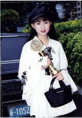 10岁爆红名气不输杨钰莹，却被“身亡”20年，卓依婷如今怎么样了