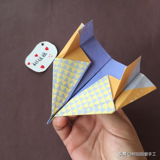 战斗纸飞机的折法，战斗纸飞机的折法视频（这是一款超酷的战斗纸飞机）