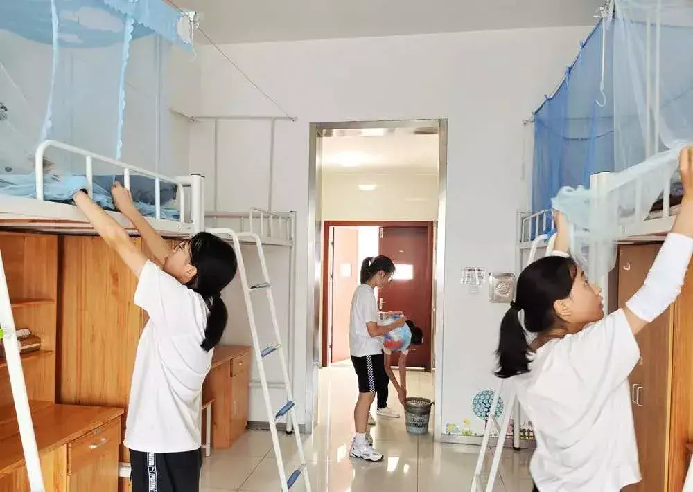 高中宿舍图片(普通高中宿舍图片)