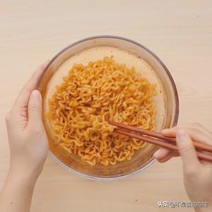 芝士火鸡面的做法，芝士火鸡面怎么做（蟹棒芝士火鸡面）