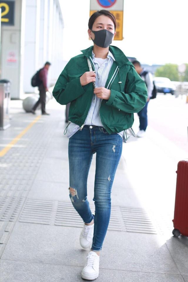 绿色衣服配什么颜色的裤子，绿色体恤配什么颜色裤子好看（用“绿色”外套配牛仔裤）