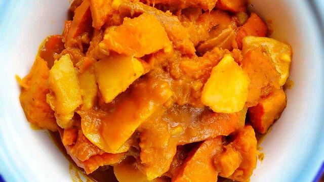 东北菜土豆炖窝瓜，东北菜土豆炖窝瓜的做法（南瓜炖土豆的正确做法）