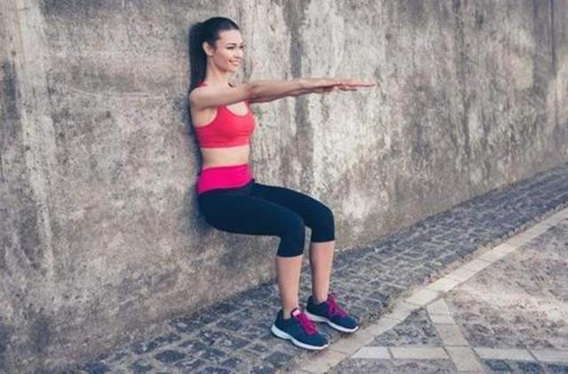 贴墙站立的正确姿势，贴墙站立的标准姿势（每天贴墙半蹲5分钟）