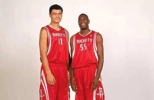 姚明的个人资料，姚明的个人资料简介 个人简历（照片显示他比2米31的穆雷桑还高）