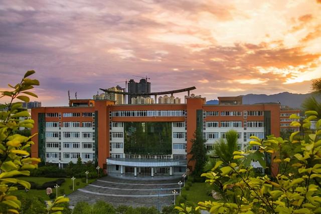 乐山师范学院怎么样，乐山师范学院是985还是211（四川省以前的10所师范专科学校）