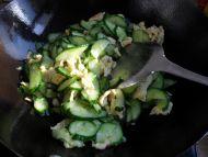 黄瓜炒鸡蛋怎么做，黄瓜炒鸡蛋的功效（咸蛋黄炒南瓜的做法）