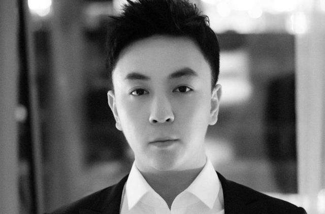 32岁释小龙近照曝光，昔日童星变型男，被曝开豪车坐实富二代身份