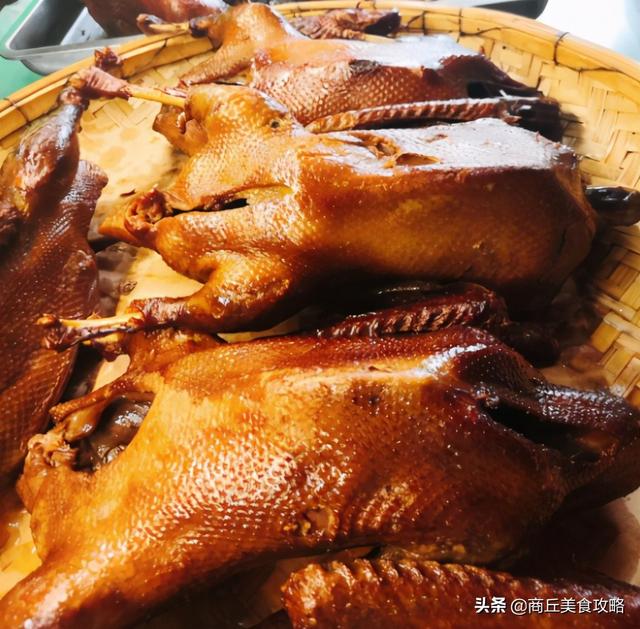 商丘特产可以送人的，商丘特产可以送人的食品（商丘特色美食刘胖三炕鹅,老板一天只卖200只）
