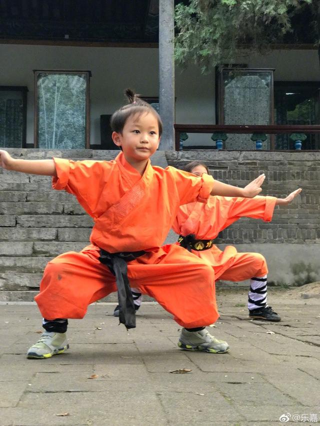 乐嘉回应强吻谢娜事件，他感情坎坷，一共有三段婚姻，三个孩子