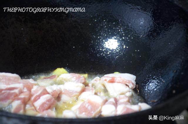 酸豆角炒五花肉的做法，酸豆角炒红烧肉的做法（随便搭配个酸豆角炒肉）