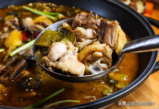 酸菜鸡汤锅的做法，酸菜鸡汤锅的做法和步骤（酸菜煲鸡的做法）