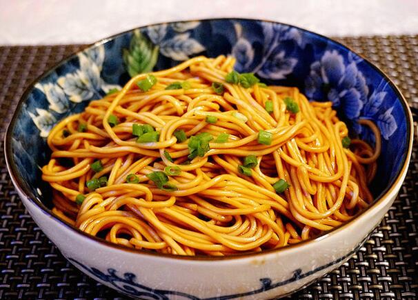 【葱油拌面】做法步骤图 这一步一定要快 不然面条粘团  不好吃-起舞食谱网