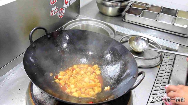 辣子鸡丁的家常做法，辣子鸡最正宗的做法不辣不柴（厨师长教你做家常辣子鸡丁）