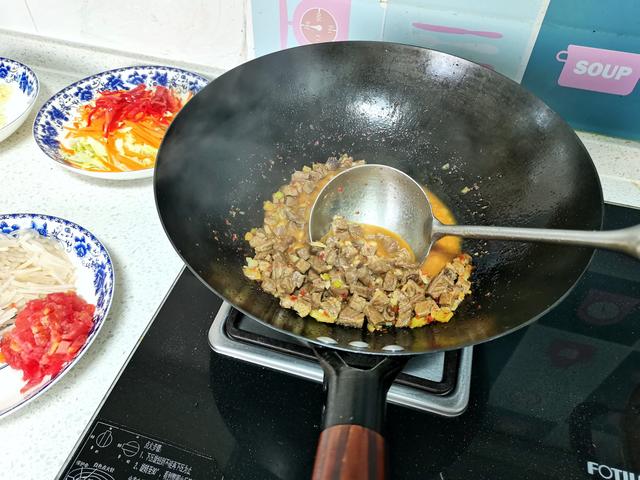 牛肉炒面的做法，牛肉炒面的家常做法（家人都爱吃的牛肉炒面）