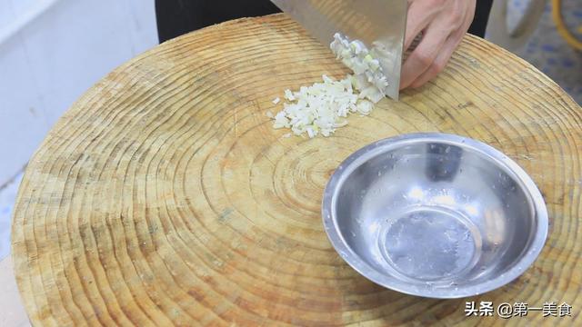 虾饼的做法，香煎虾饼的做法（厨师长教你做一道营养丰富的早餐虾饼）