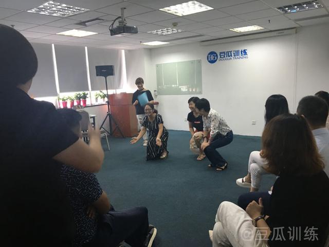 如何赞美一个人，如何赞美一个人的自律（如何高水平地赞美一个人）