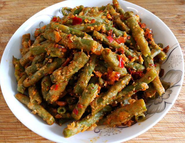 素炒豆角怎么炒好吃，豆角怎么炒着好吃（素炒的豆角比肉解馋）
