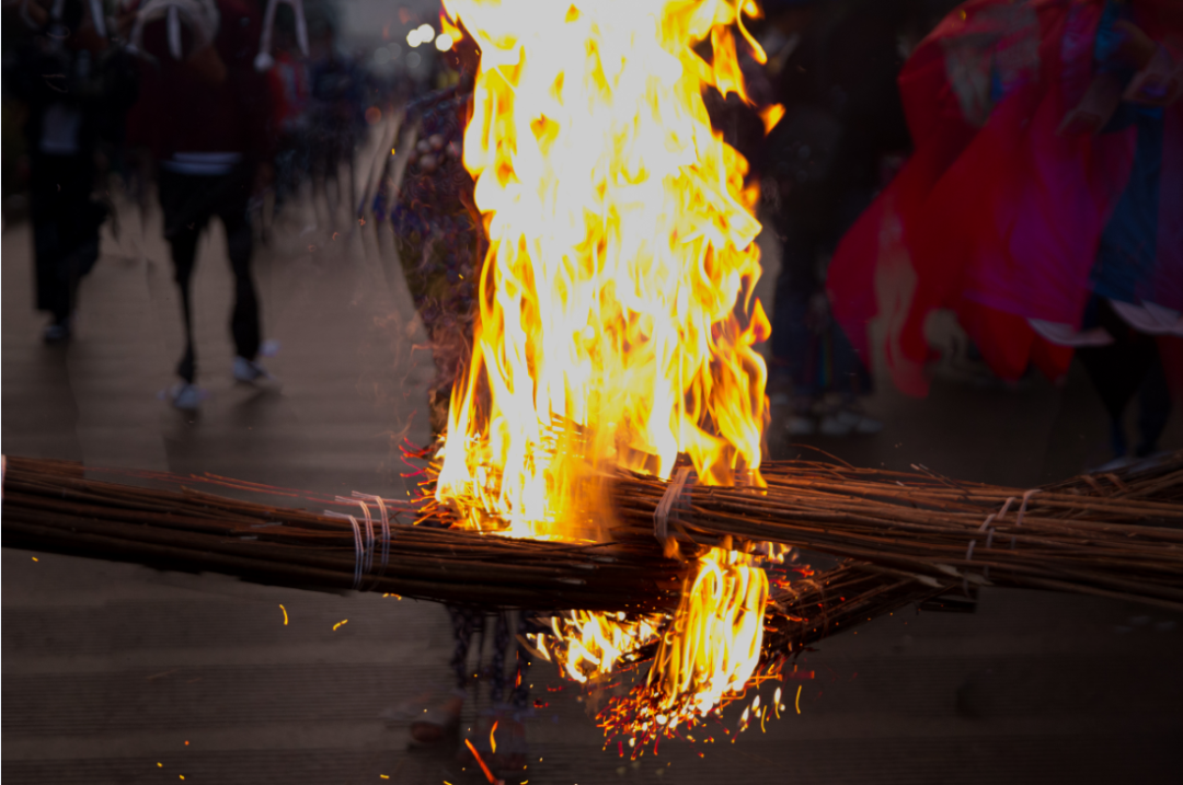 彝族风俗节庆，彝族的传统节日和风俗（薪火相传——彝族火把节）
