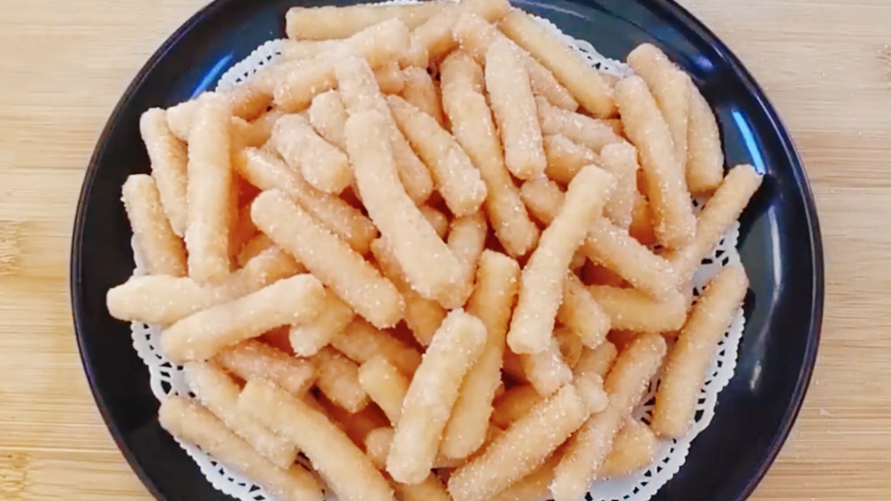 图片[1]-【江米条】做法步骤图 把糯米粉倒入滚烫开水里 出锅又酥又脆-起舞食谱网