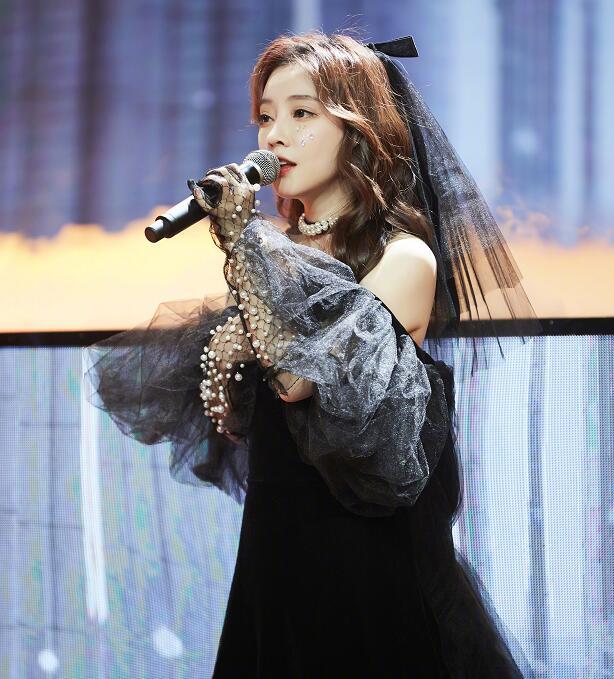 冯提莫在哪里直播，冯提莫去哪个平台了（她终于圆了自己的明星梦）