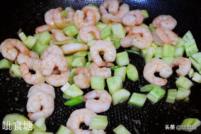 炒黄瓜怎么做好吃，鸡蛋炒黄瓜怎么做好吃（好吃好看的黄瓜炒虾仁）