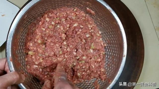 牛肉馅水饺怎么调馅好吃，牛肉饺子的馅怎么调才好吃（这才是牛肉馅饺子最经典做法）
