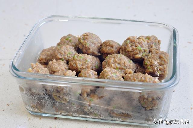 羊肉丸子火锅怎么做，羊肉丸子火锅的做法（做火锅羊肉丸子它是重要配料）