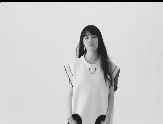 33岁刘亦菲挑战公主切造型，完美驾驭新发型（大胆尝试公主切刘海减龄又甜美）