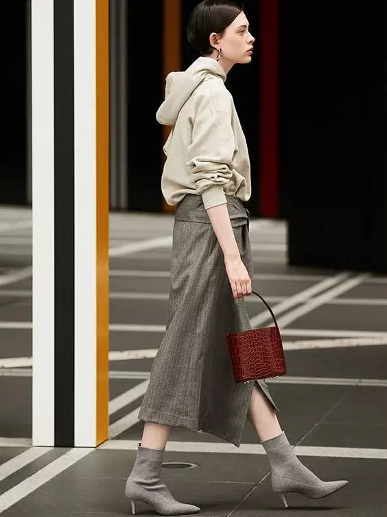 冬天穿卫衣怎么搭配，冬天穿卫衣搭配什么发型（1件卫衣=冬季10种搭配）