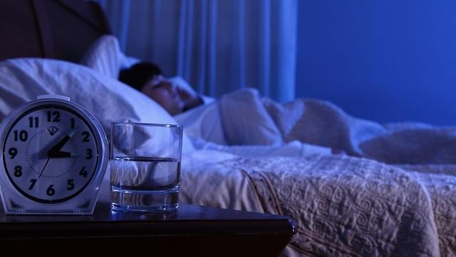 晚上睡前喝水到底好不好，晚上睡觉前喝水好不好（睡前不能喝水否则会影响睡眠）