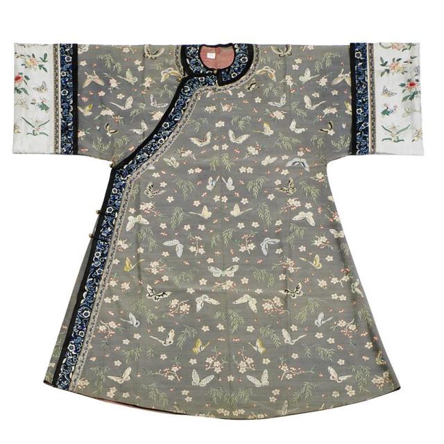 满族的习俗和服饰介绍，满族的风俗和服饰（满族人的服饰和装扮有什么特点）