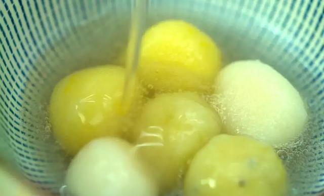 藕粉怎么吃最好吃，藕粉应该怎么吃（藕粉别再冲水喝了）