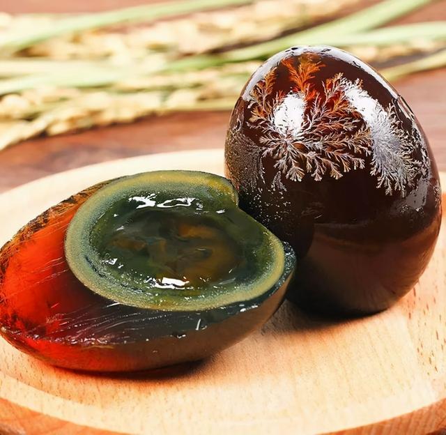 松花蛋的功效与作用，皮蛋的营养价值及功效与作用（到底对身体有益还是有害）