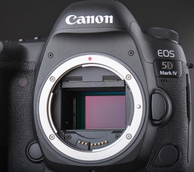 佳能相机怎么开机，佳能EOS700D相机怎么开机（佳能5d4的使用技巧有哪些）