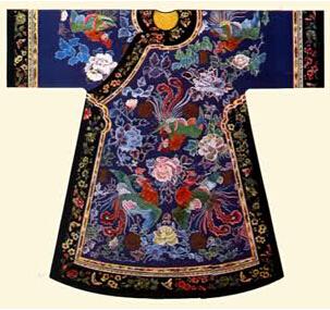 满族的习俗和服饰介绍，满族的风俗和服饰（满族人的服饰和装扮有什么特点）