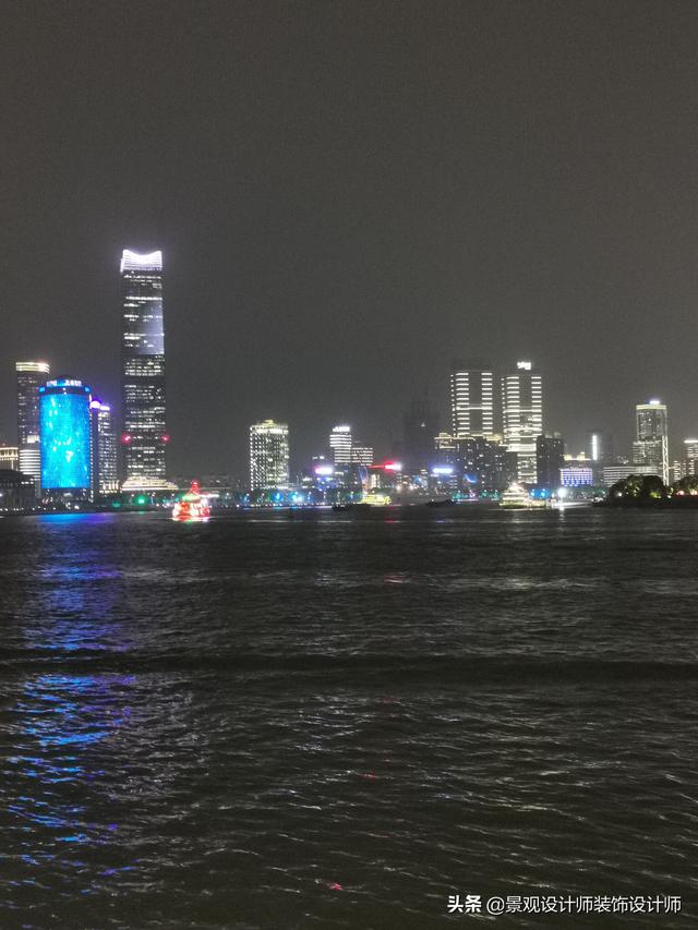 上海外滩夜景图片，外滩夜景美丽迷人让人流连忘返（上海市外滩夜景）