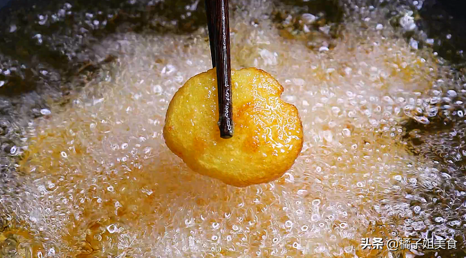 圖片[5]-家常小土豆餅酥脆做法：5步炸出金黃外皮，燒烤料調(diào)味比肉還搶-起舞食譜網(wǎng)