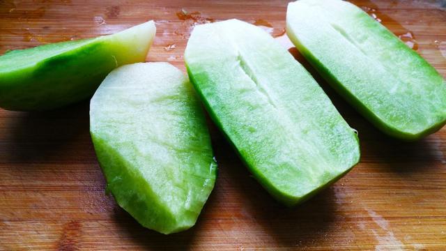 东北大馅饺子的做法，东北大馅蒸饺图片（纯手工东北大萝卜猪肉馅水饺）