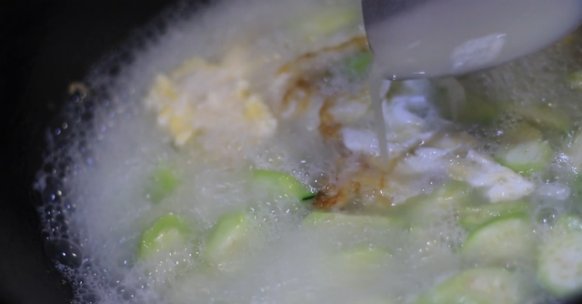 丝瓜汤怎么做最下奶，哺乳期应该怎样吃丝瓜下奶（产妇下奶第二道：丝瓜鸡蛋汤）
