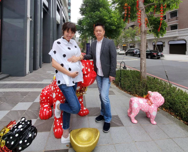 刘伊心身高体重，郑家纯的介绍（与60岁富豪老公拍写真）